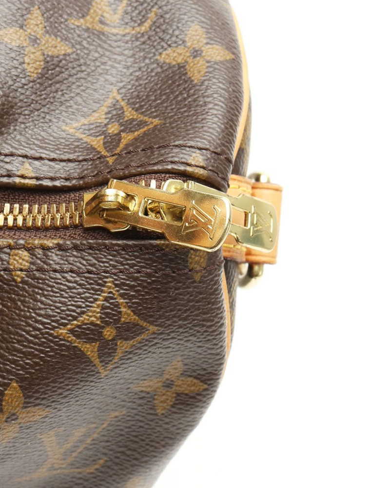 Nahaufnahme des goldfarbenen Doppel-Reißverschlusses mit LV-Logo der Louis Vuitton Monogram Speedy Bandoulière 35 Taschen.