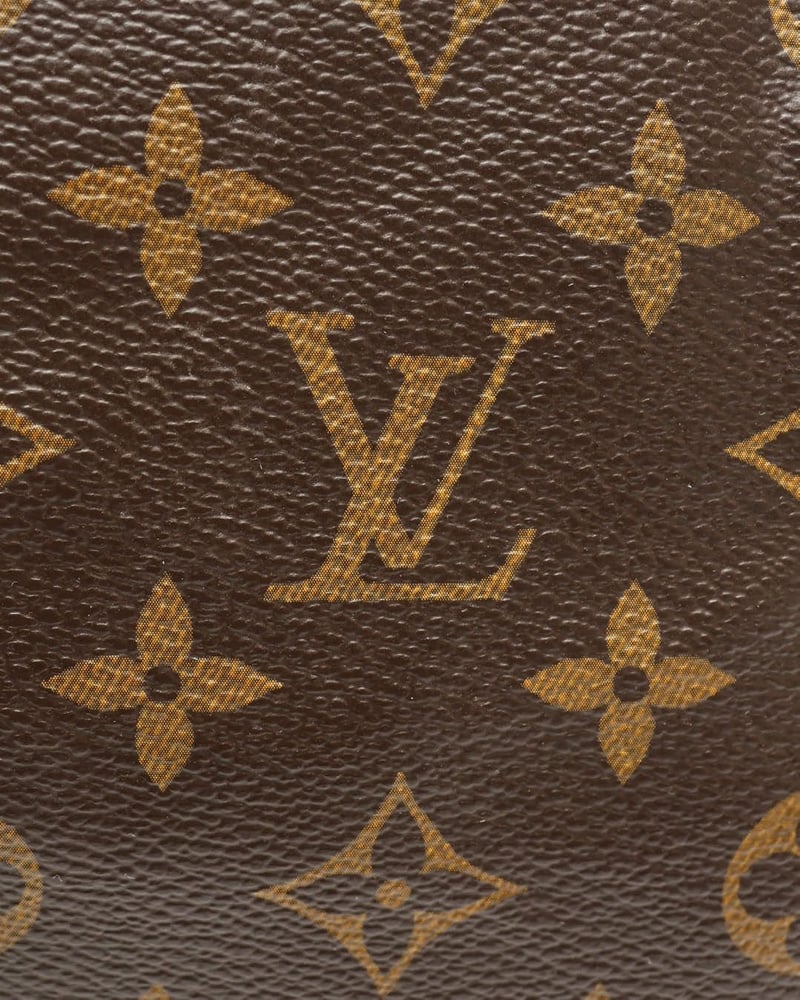 Nahaufnahme des LV-Monogramms auf braunem beschichtetem Canvas der vintage Louis Vuitton Speedy Bandoulière 35 Taschen.