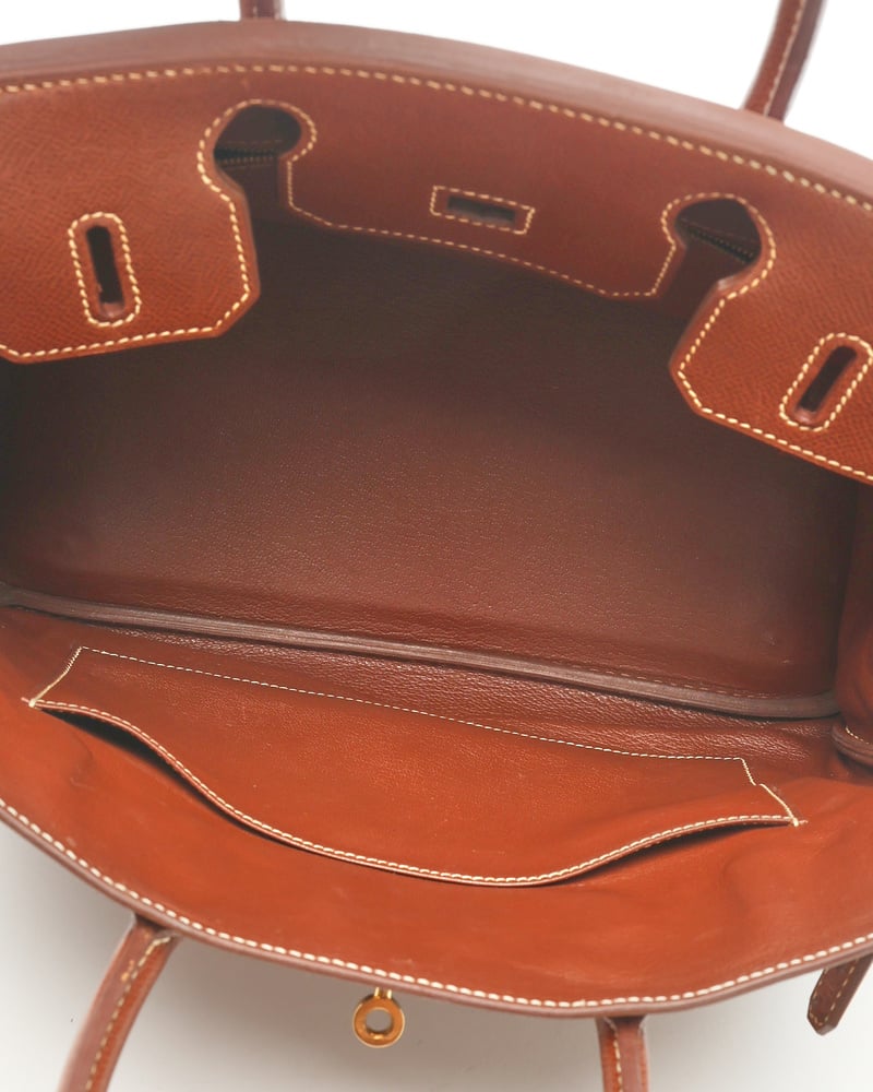 Nahaufnahme der Innenansicht der Hermès Birkin 30 Epsom Bag mit braunem Lederfutter und vorderem Steckfach.