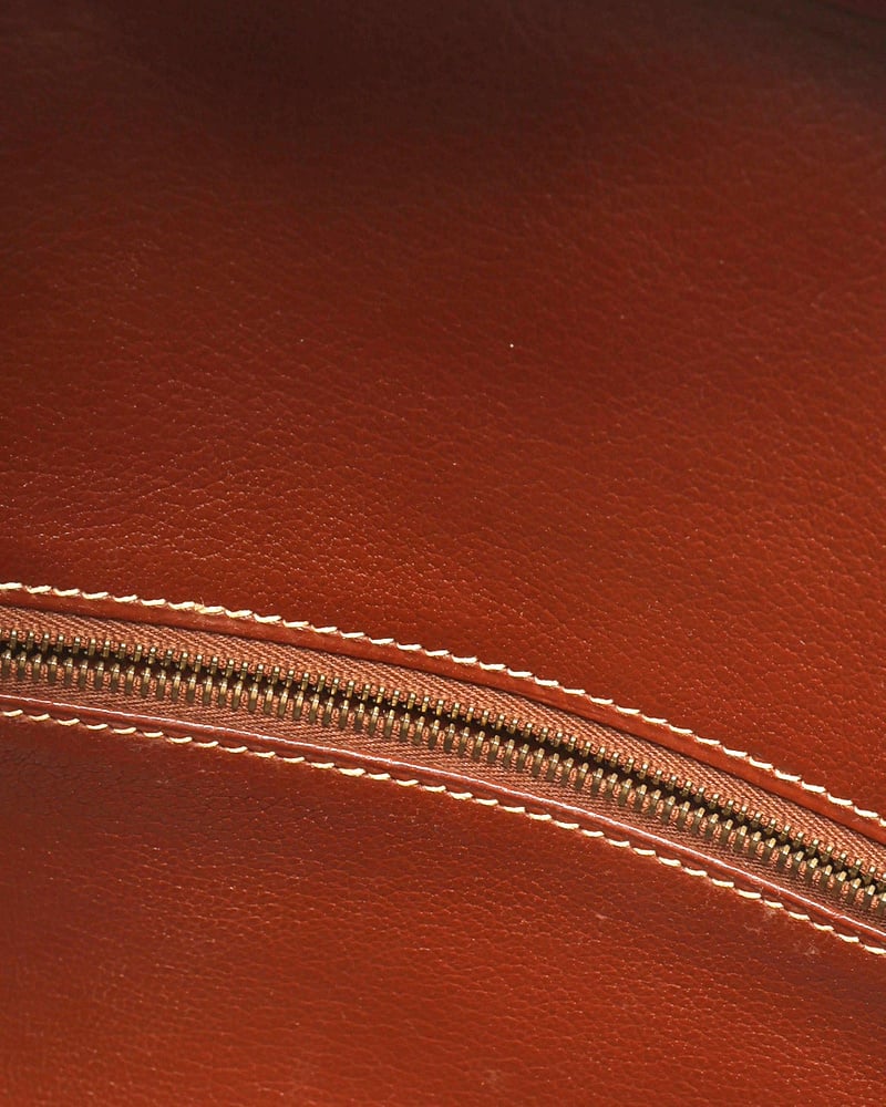 Nahaufnahme des inneren Reißverschlusses und der Kontrastnaht auf dem braunen Lederfutter der Hermès Birkin 30 Epsom Tasche.