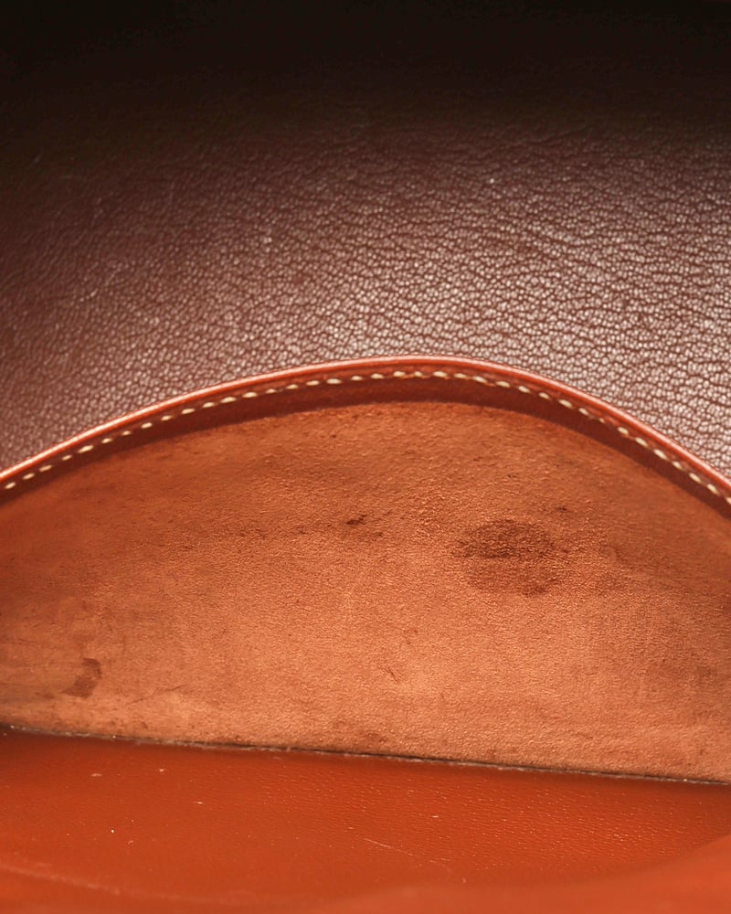 Nahaufnahme des inneren Steckfachs der Hermès Birkin 30 Tasche, die leichte Gebrauchsspuren auf dem braunen Leder zeigt.