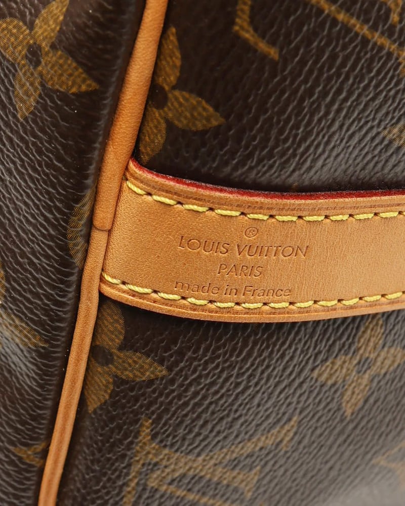 Nahaufnahme der Louis Vuitton Paris made in France Heißprägung auf dem Vachetta-Leder der Monogram Speedy 35 Taschen.