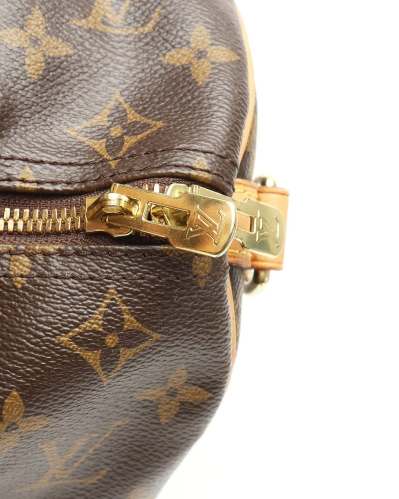 Nahaufnahme des goldfarbenen Doppel-Reißverschlusses mit LV-Logo der Louis Vuitton Monogram Speedy Bandoulière 35 Taschen.
