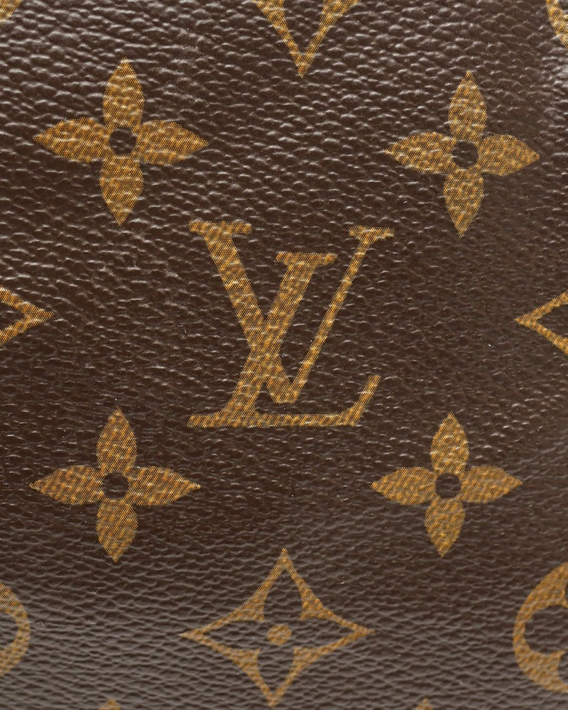 Nahaufnahme des LV-Monogramms auf braunem beschichtetem Canvas der vintage Louis Vuitton Speedy Bandoulière 35 Taschen.