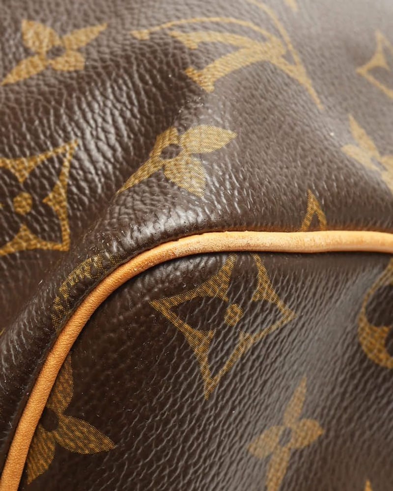 Nahaufnahme des Monogram-Canvas und der Vachetta-Lederpaspelierung der vintage Louis Vuitton Speedy Bandoulière Taschen.