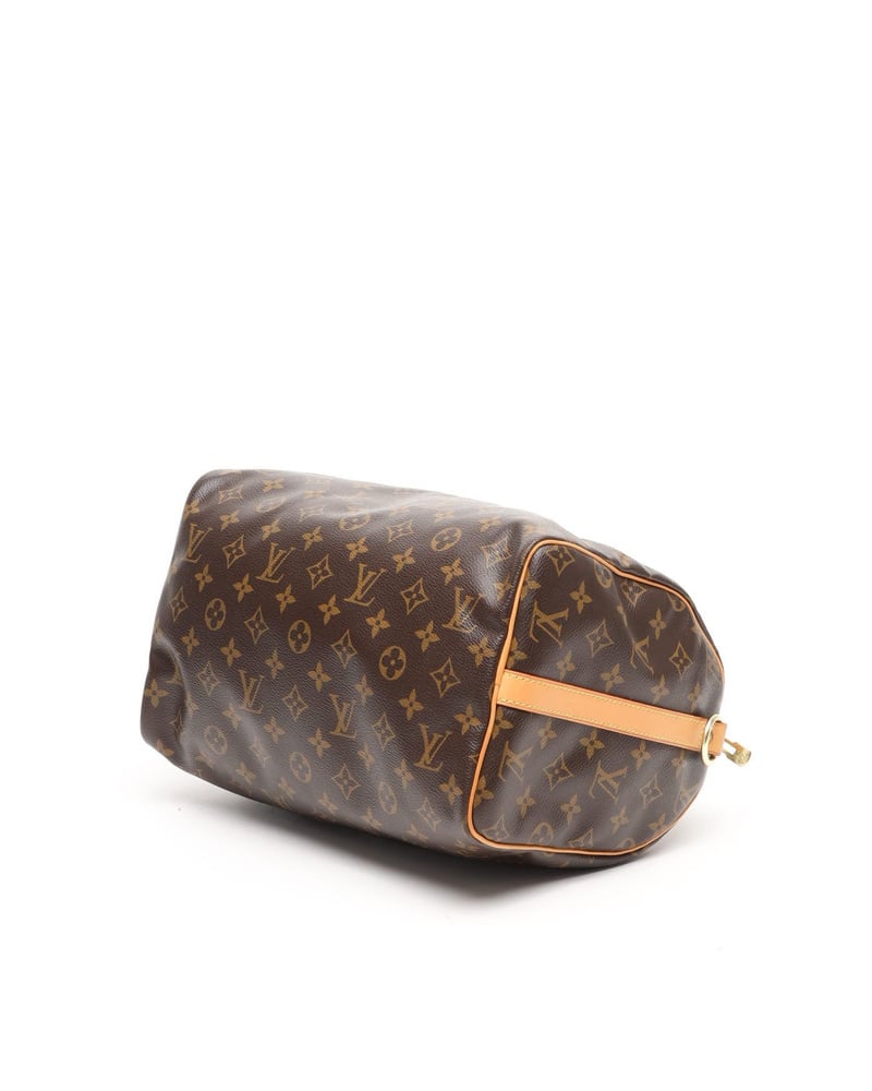 Seitenansicht und Boden der vintage Louis Vuitton Monogram Speedy Bandoulière 35 Taschen, braunes Canvas auf weißem Grund.