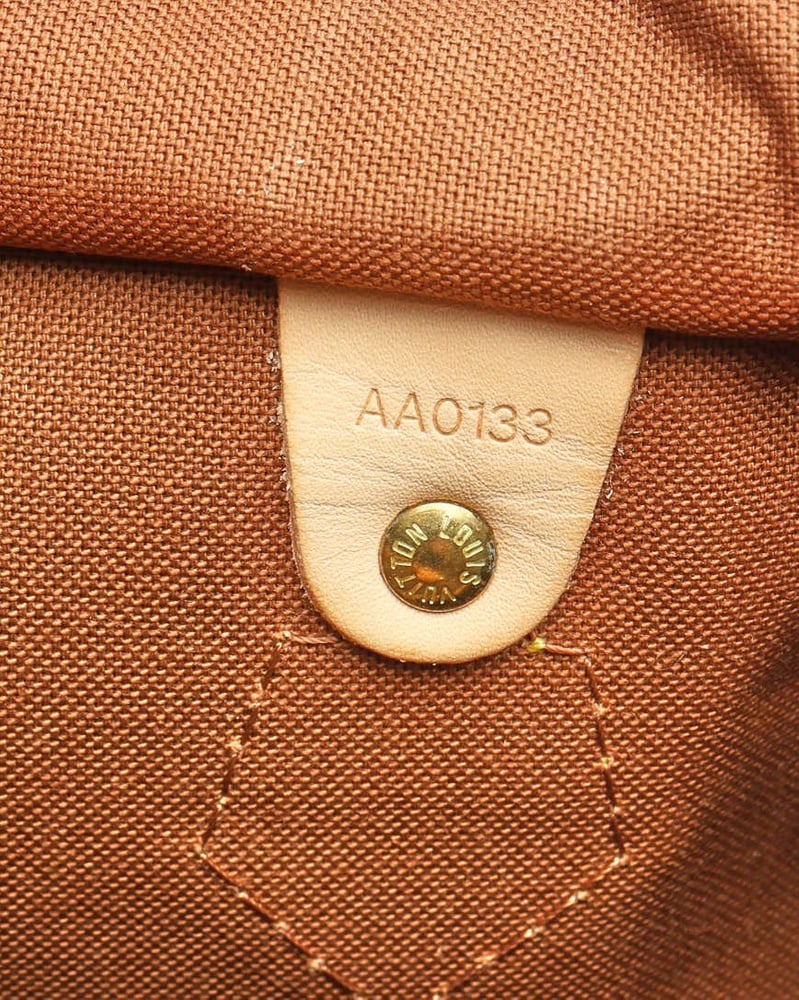 Nahaufnahme des AA0133 Date Codes und goldfarbener Niete in der Louis Vuitton Monogram Speedy Bandoulière 35 Taschen.