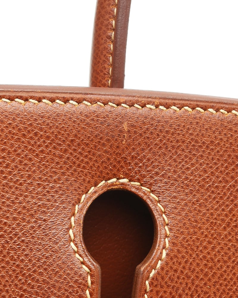 Nahaufnahme der sorgfältigen Nähte der Hermès Birkin 30 aus braunem Epsom-Leder an der Schlossöffnung.