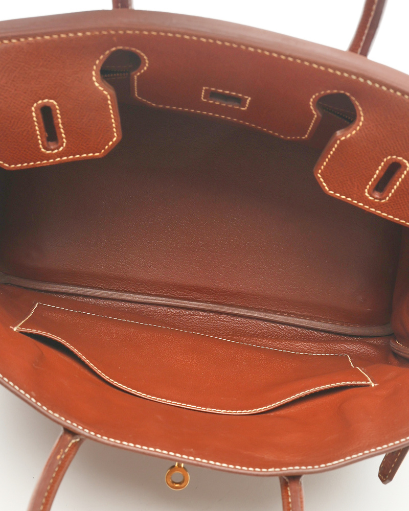 Nahaufnahme der Innenansicht der Hermès Birkin 30 Epsom Bag mit braunem Lederfutter und vorderem Steckfach.